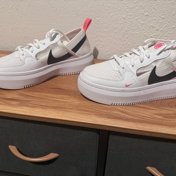 Size 8 never worn outside thick sole ver good condition - Picture 3 of 5